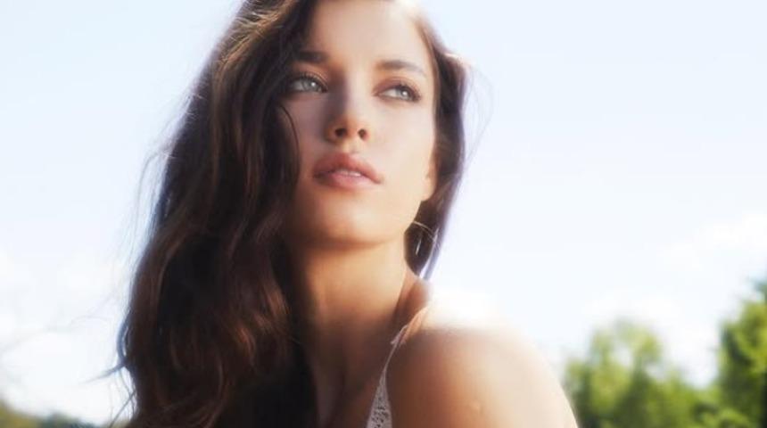 Herkes onu doğal güzel sanıyordu... Yalı Çapkını'nın Seyran'ı Afra Saraçoğlu'nun estetiksiz hali şaşırttı