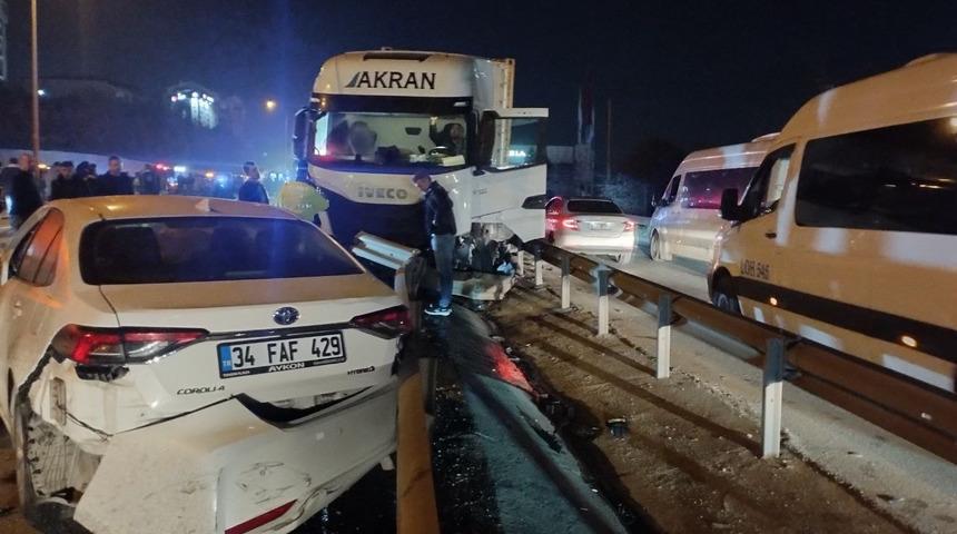 Kocaeli'de kontrolden çıkan tırın kamyonet ve otomobile çarptığı kazada 4 kişi yaralandı