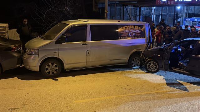 Aydın'da otomobilin park halindeki panelvana çarpması sonucu 1 kişi yaralandı