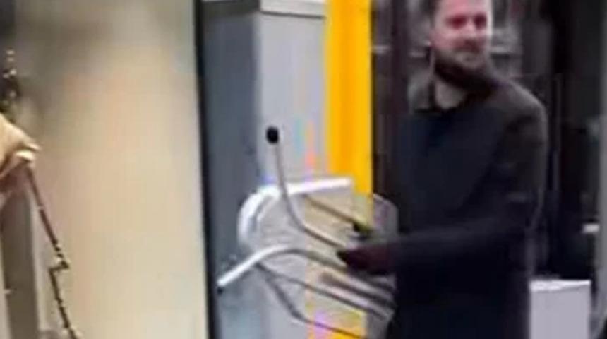 Yeni akım; binlerce kişi ütü masası alıp meydana koştu... Görenler ne olduğunu anlamadı