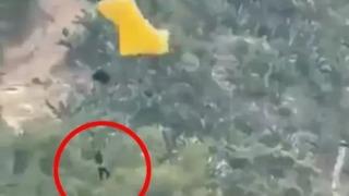 Korku dolu anlar! Tatilde yamaç paraşütü yaparken emniyet kemerini kaybeden kadın düşerek hayatını kaybetti