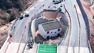 Verilen tüm teklifleri reddetti! Otoyol için evinin yıkılmasına izin vermedi: Otoyol onun evinin etrafında inşa edildi