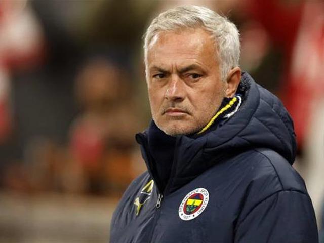 Fenerbahçe'nin sezon başında transfer ettiği yıldız oyuncu gönderiliyor! Jose Mourinho biletini kesti...