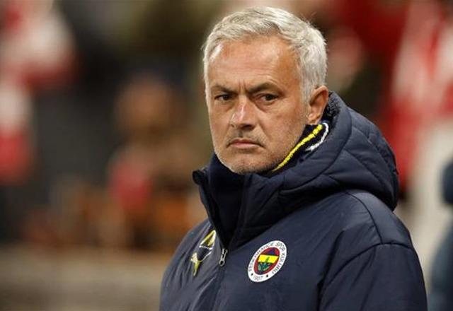 Fenerbahçe'nin sezon başında transfer ettiği yıldız oyuncu gönderiliyor! Jose Mourinho biletini kesti...