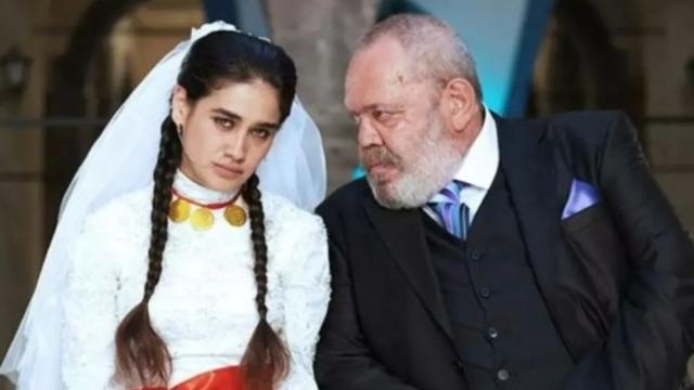 Kendisinden 48 yaş büyük Amerikalı ile evlenmişti! Meltem Miraloğlu son haliyle gündemde! Markette çalışıyor, evlere temizliğe gidiyor...