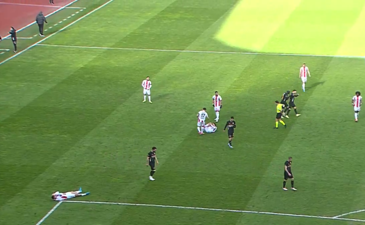 Süper Lig'de skandal olay! Kayserispor futbolcusu Bahoken, takım arkadaşına saldırdı, kırmızı kart gördü! Akıllara Kerem Aktürkoğu ve Marcao geldi... G4