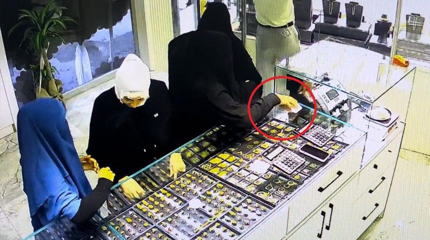 Kılık değiştirip içeri girmişler... 3 şüpheli yanına aldıkları 11 yaşındaki çocukla tam 2 milyonu geçkin vurgun yaptılar!