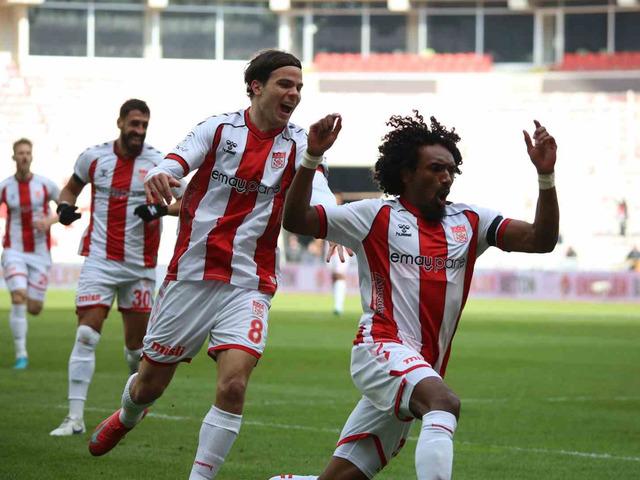 Sivas'ta 7 gol ve 2 kırmızı kart çıktı! Ev sahibi ekip 8 maçlık galibiyet hasretine son verdi