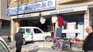 Nazar boncuğu almak için geç kaldı: Şerit değiştirirken hediyelik eşya dükkanına daldı