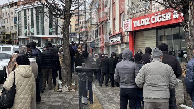 Zam söylentisi uzun kuyruklar oluşturdu! Bekleme süresi 2 saati buldu: Yüzde ellilik bir zam olur tahminimce