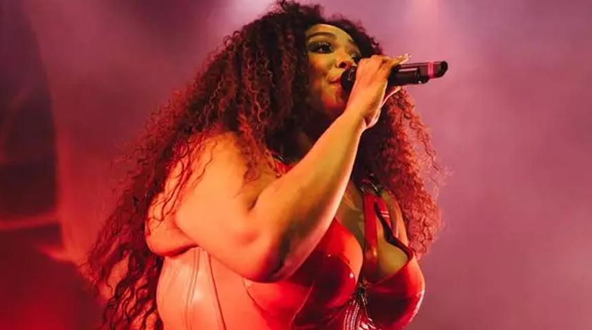 Şarkıcı Lizzo, kilo verme hedefine ulaştı vücudunu sergiledi: 'Aklına koyduğun her şeyi başarabilirsin'