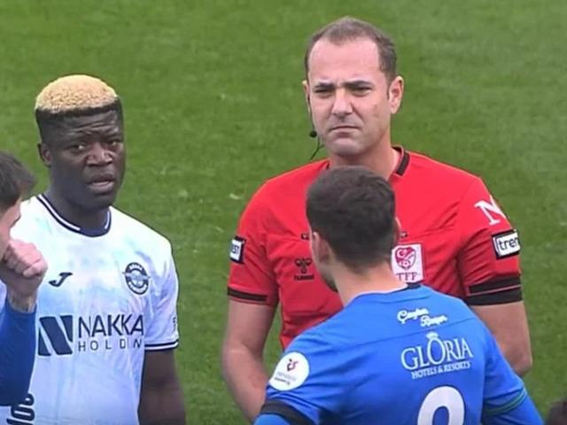 Süper Lig maçında çok ama çok ilginç an! VAR bozuldu, karar 3 kere değişti...