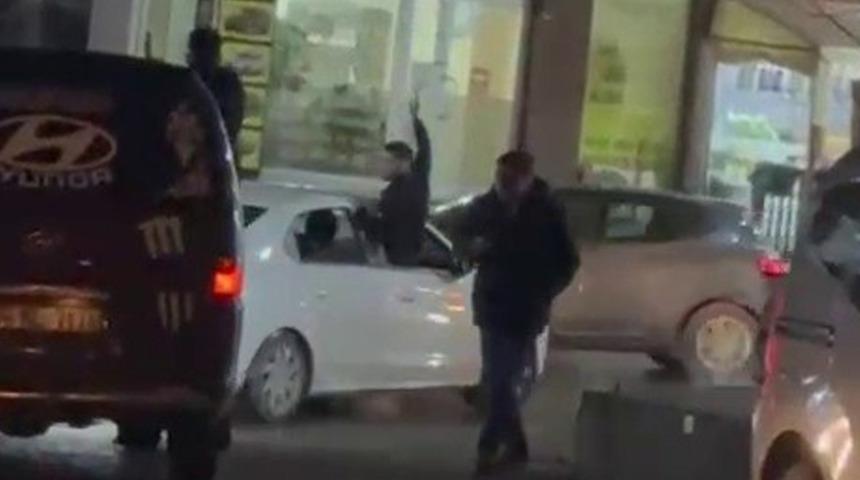 Araç içerisinden silahla ateş etti! Sosyal medyada gündem olunca yakalandı