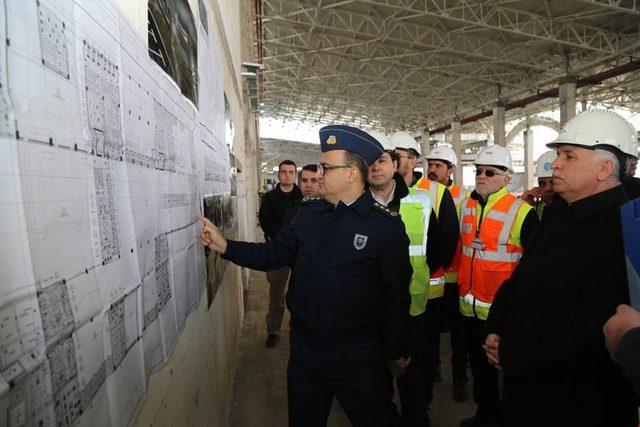 Vali Yıldırım, havaalanı inşaatında incelemelerde bulundu