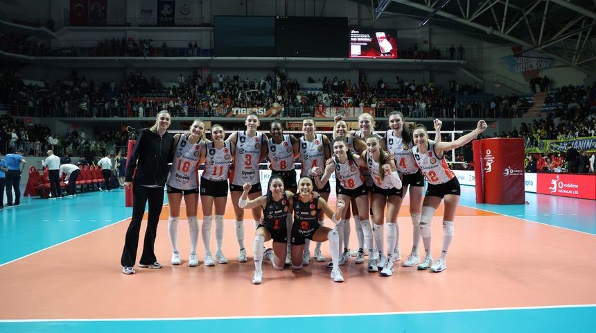 Eczacıbaşı Dynavit, dev derbide Fenerbahçe'yi devirdi!