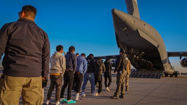 ABD ile Kolombiya arasında göçmen krizi! Uçakların inmesine izin verilmedi! Trump yaptırım kararlarını açıkladı