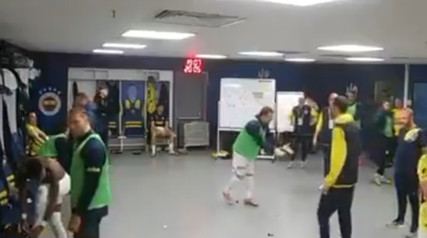 Fenerbahçe gece yarısı Göztepe maçının devre arasında soyunma odasında yaşananları paylaştı! Herkes Mert Hakan Yandaş'ın o sözlerini konuşuyor