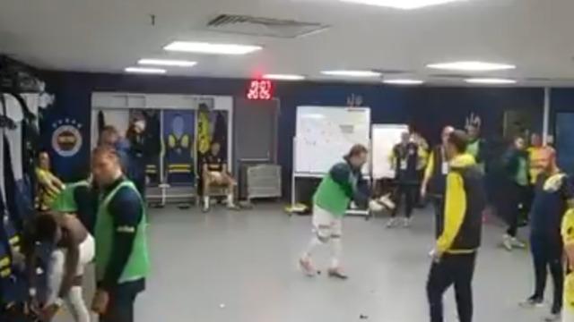 Fenerbahçe gece yarısı Göztepe maçının devre arasında soyunma odasında yaşananları paylaştı! Herkes Mert Hakan Yandaş'ın o sözlerini konuşuyor
