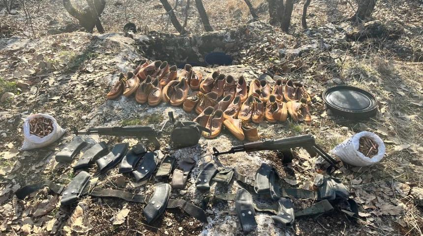 Diyarbakır'da terör örgütü PKK'ya ait araziye gömülü silah ve mühimmat ele geçirildi