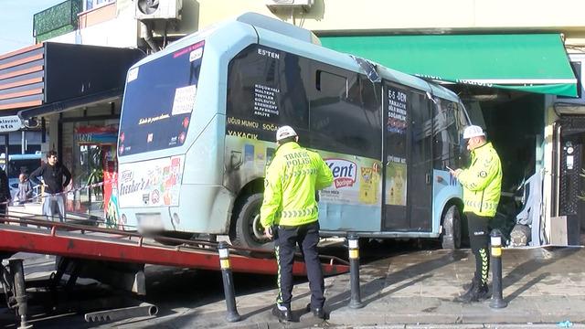 İstanbul'da minibüs berber dükkanına daldı