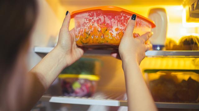 Gıda uzmanının deneyi viral oldu: Yiyecekleri sakın bu şekilde buzdolabına koymayın! 