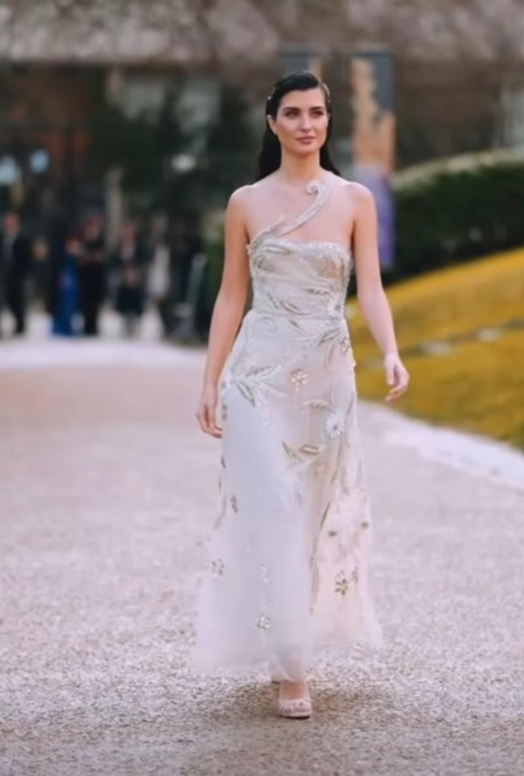 Tuba Büyüküstün Paris Moda Haftası na damga vurdu! Bakan bir daha baktı 1