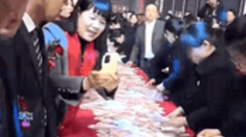 Çinli şirketin ikramiye dağıtma yöntemi çok konuşuldu! 50 metrelik masaya paraları dizdiler: En çok sayan kazandı