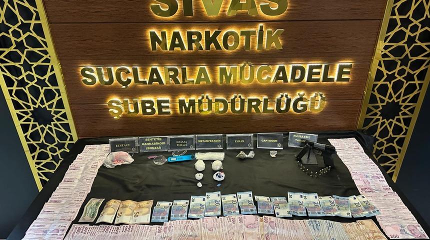 Sivas'ta uyuşturucu operasyonunda 3 zanlı tutuklandı