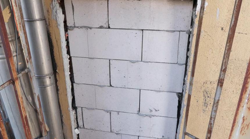 Bolu'daki facianın acısı daha dinmemişken skandal görüntüler! Yangın merdivenine çıkan kapılarını tuğla ile kapatmışlar