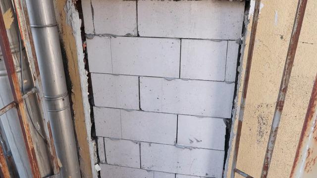 Bolu'daki facianın acısı daha dinmemişken skandal görüntüler! Yangın merdivenine çıkan kapılarını tuğla ile kapatmışlar