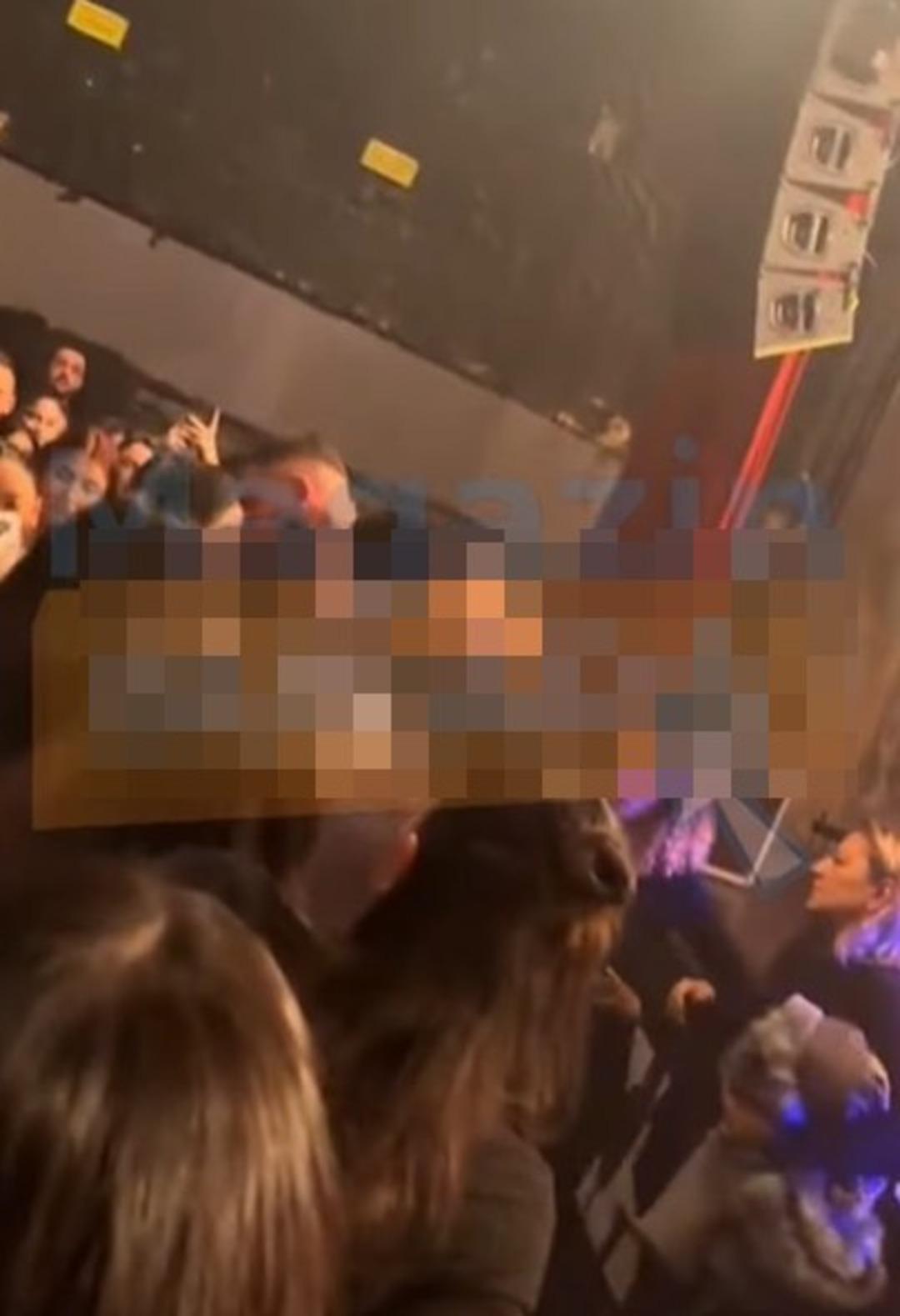 Ünlü rapçi Blok3 konserinde korkutan anlar! Şarkıyı yarıda kesti seyircinin arasına girdi! Sosyal medyada gündem oldu 2