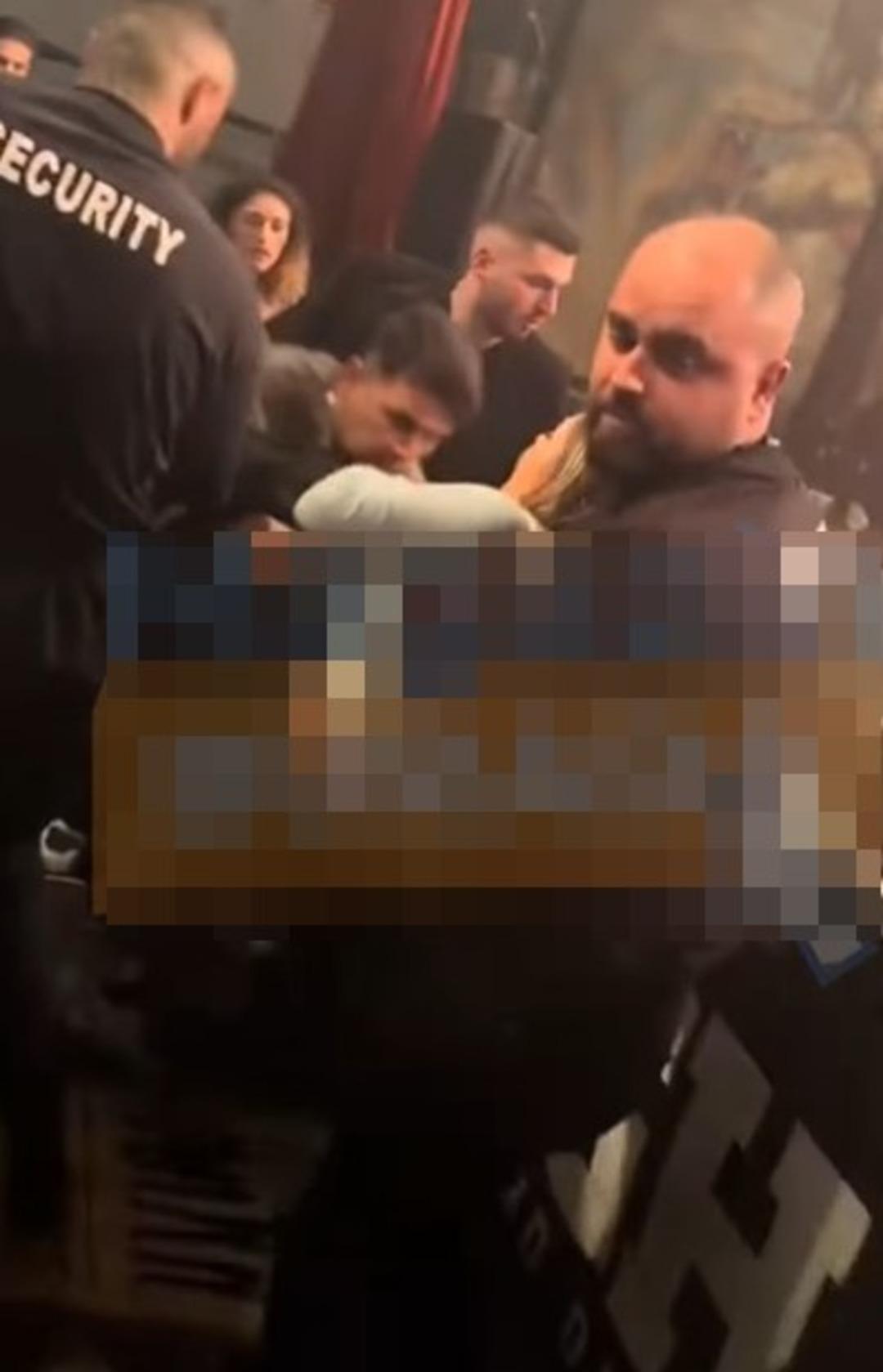 Ünlü rapçi Blok3 konserinde korkutan anlar! Şarkıyı yarıda kesti seyircinin arasına girdi! Sosyal medyada gündem oldu 3