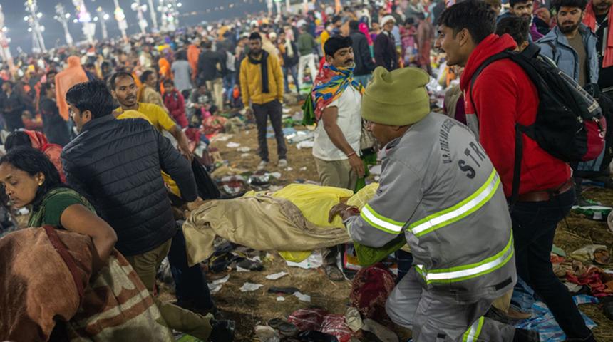 12 yılda bir yapılıyor, milyonlarca insan katılıyor... Hindistan'daki festival can pazarına döndü! Çok sayıda ölü ve yaralı var