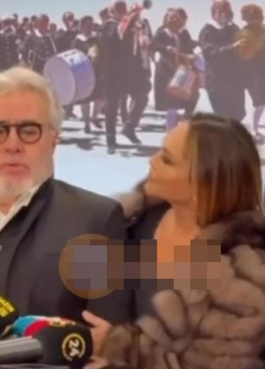 Hülya Avşar yine rahat durmadı! Uğur Yücel neye uğradığını şaşırdı! Dudağındaki piercingiyle galaya damga vurdu  2