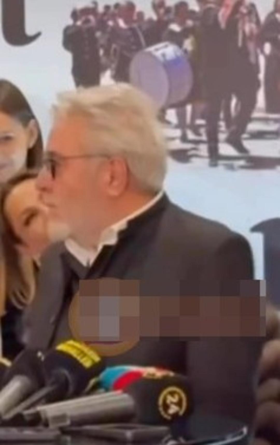 Hülya Avşar yine rahat durmadı! Uğur Yücel neye uğradığını şaşırdı! Dudağındaki piercingiyle galaya damga vurdu  1