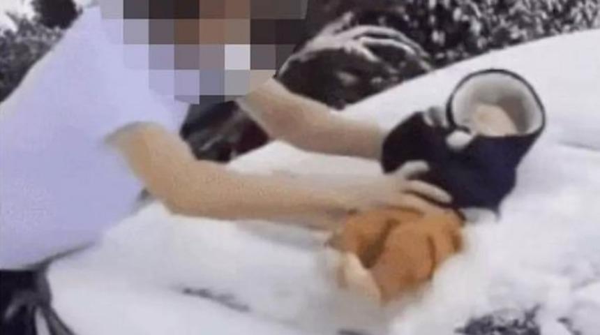 TikTok'ta skandal görüntüler! Baba daha çok izlenme için 3 aylık bebeğiyle aracının üzerindeki karları süpürdü