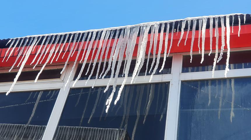 Türkiye'nin en soğuk ili -32 ile rekor kırdı! Buz sarkıtlarının boyları metreleri buldu... Dondurucu soğuk şehirde hayatı durma noktasına getirdi