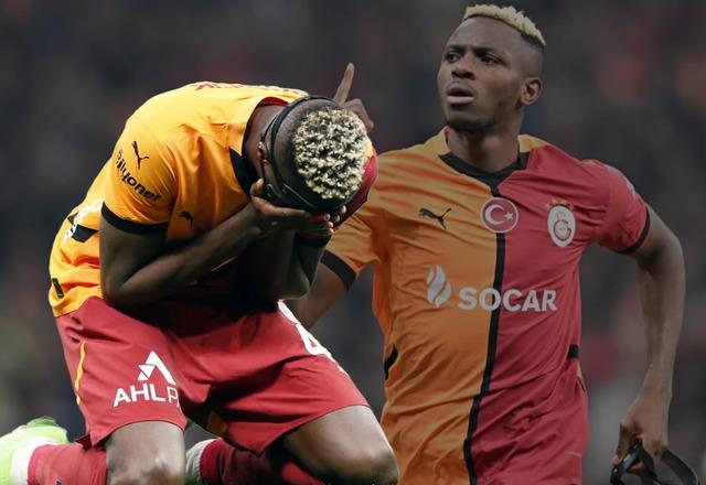 Galatasaray'dan Türk futbol tarihinde görülmemiş ve belki görülmeyecek transfer teklifi! Osimhen için astronomik rakam, Napoli tarafından reddedildi!