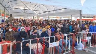 Herkes para almak için milyonerin evinin önünde toplandı! Uzun kuyruklar oluştu: Bir günde 2 milyon baht (yaklaşık 2 milyon 120 bin TL) dağıttı