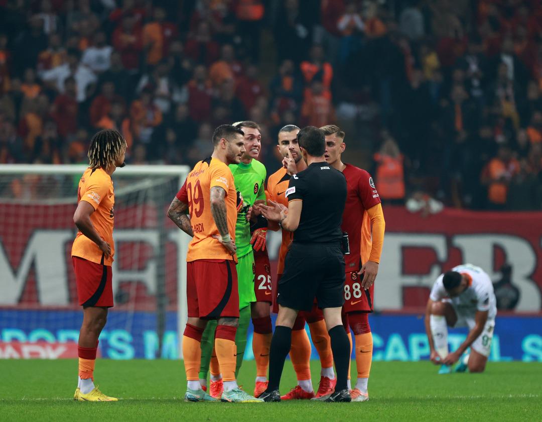 Ali Palabıyık’tan yıllar sonra gelen olay Galatasaray itirafı: "Kırmızı kart gösterdim, hakemliğim bitti! Hakemler korkuyor mu?" 1