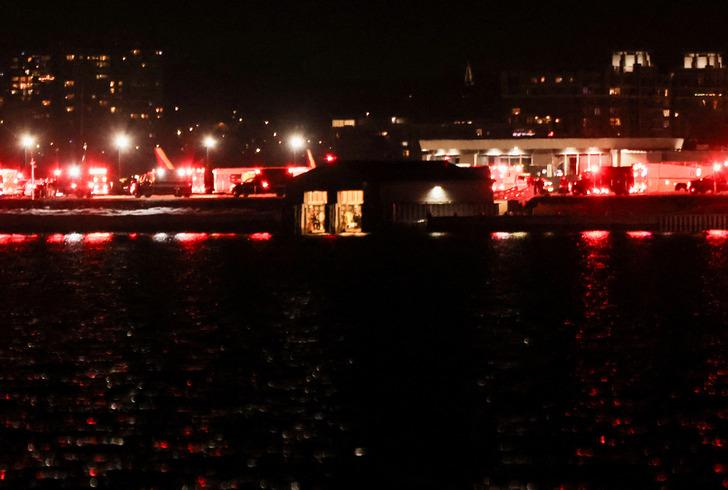 SON DAKİKA | ABD'de kabus gibi olay! Uçak ile helikopter havada çarpıştı... Potomac Nehri'ne düştükleri an kamerada G4