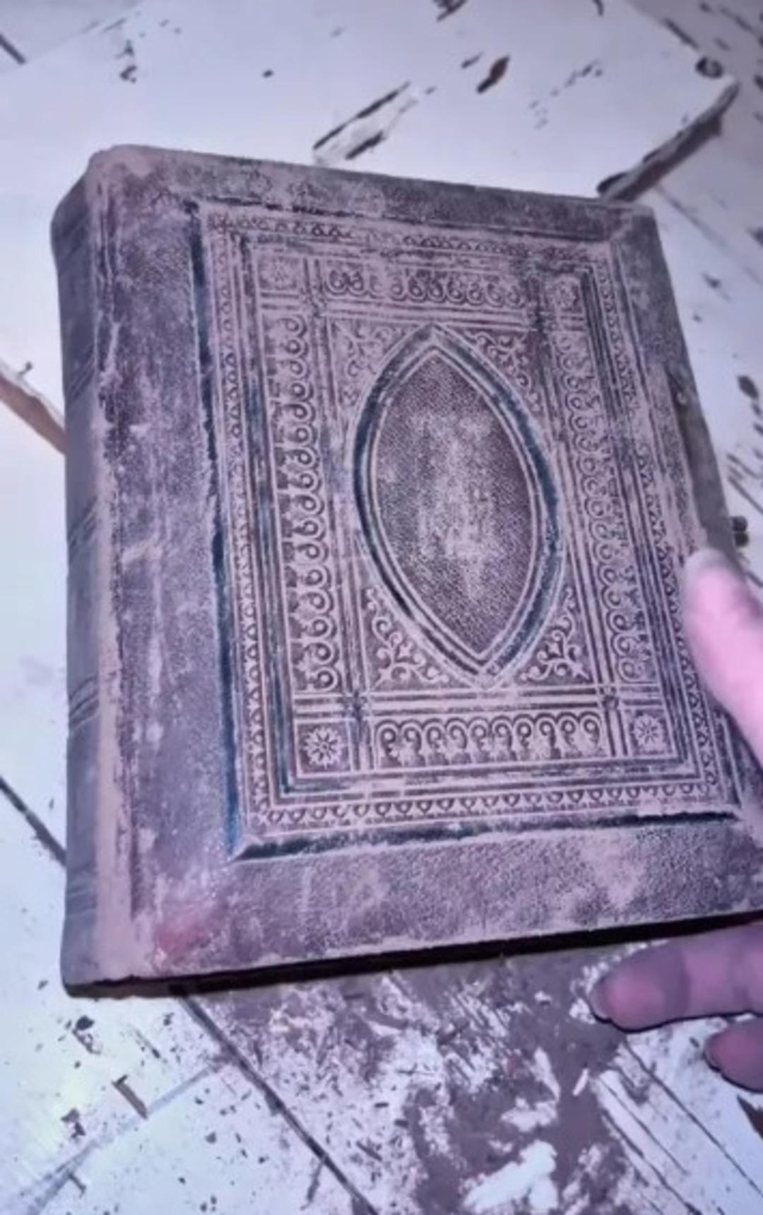 Önce bir ses duydu... Kontrol ettiğinde 250 yıllık evinin zemininden çıkanlara inanamadı: "Ürkütücü bir keşifte bulundum" 2