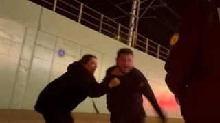 Kadının çığlıkları mahalleyi ayağa kaldırdı! Alkollü sürücü ve yanındakiler ortalığı karıştırdı... O anlar kamerada