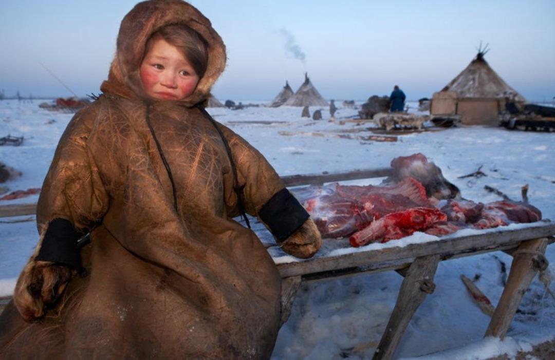 D&uuml;nyanın ucunda ilgin&ccedil; yaşam! &Ccedil;iğ etle besleniyorlar...