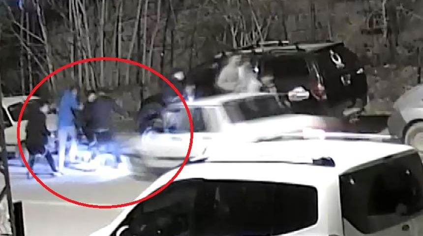 Üstüne geldiğini gören ne yapacağını şaşırdı... Otomobiliyle yolda yürüyen öğrencilerin arasına daldı! 