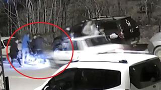 Üstüne geldiğini gören ne yapacağını şaşırdı... Otomobiliyle yolda yürüyen öğrencilerin arasına daldı! 