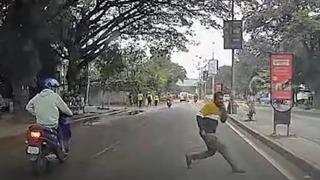 Trafikte tuhaf anlar! Aracın önüne koşarak çıktı... Kendisini yere atarak kaza süsü verdi: Araç kamerası gerçeği ortaya çıkarttı