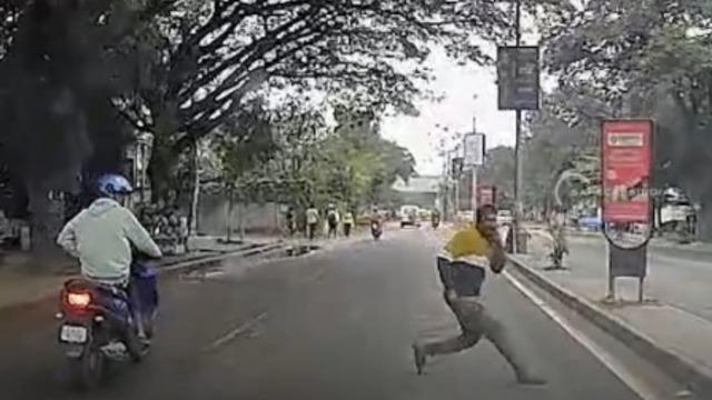 Trafikte tuhaf anlar! Aracın önüne koşarak çıktı... Kendisini yere atarak kaza süsü verdi: Araç kamerası gerçeği ortaya çıkarttı