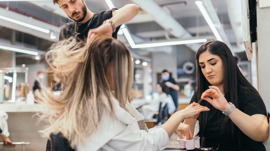 Yüzde 60 zam geldi! Cilt bakımı, makyaj, ağda, peeling, manikür, pedikür... Güzellik salonu 2025 zamlı fiyat listesi
