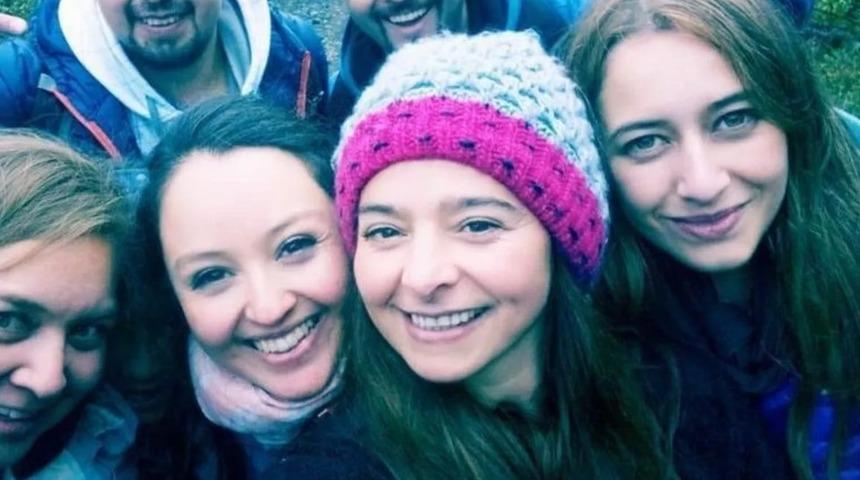 Arkadaş grubunun birlikte çektirdiği selfie sosyal medyayı ikiye böldü! Görenler dehşete düştü: Gizli ayrıntıyı fark edebildiniz mi?